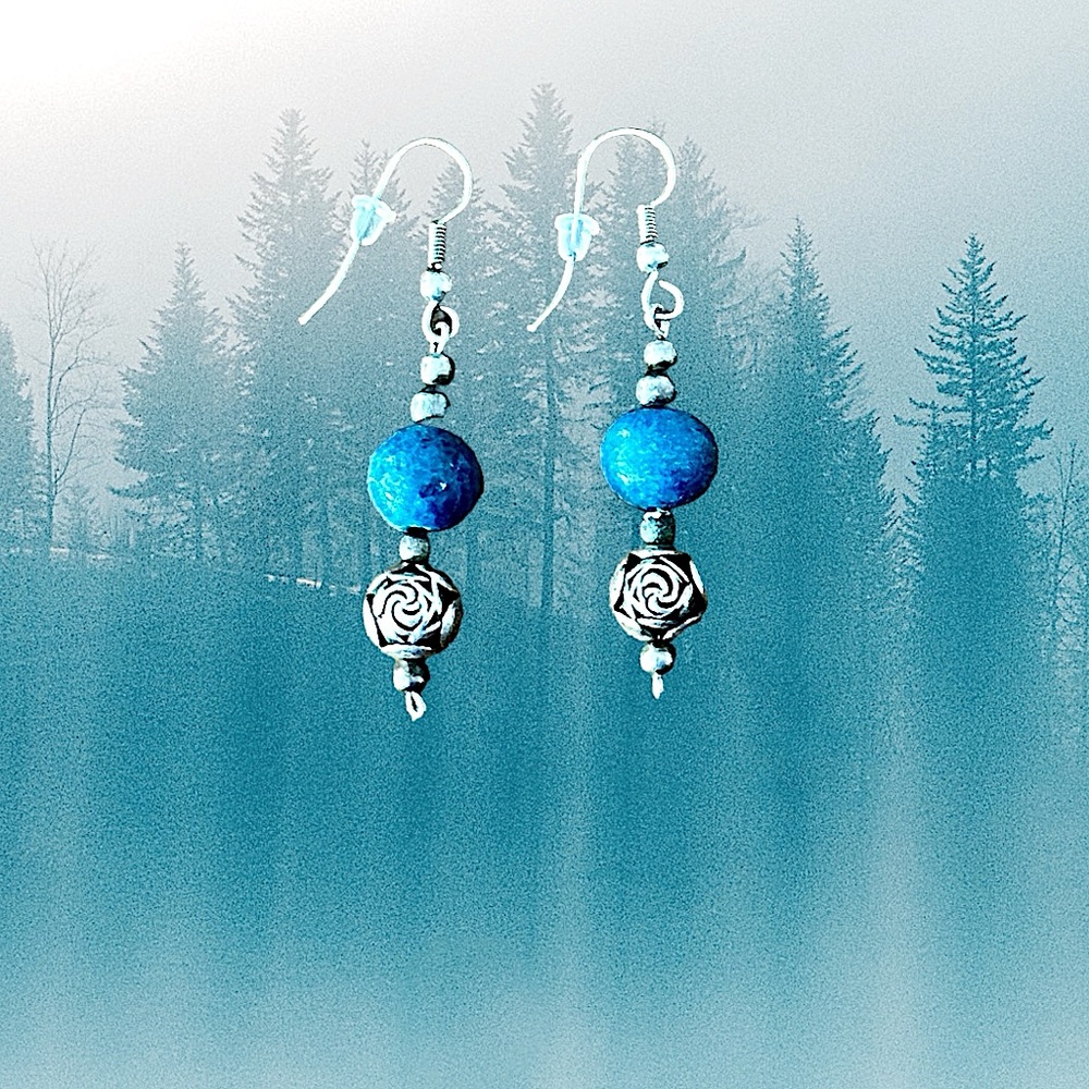 NWOT! VIBRANT BLUE AND SILVER DANGLE EARRINGS